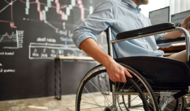 Pensión de incapacidad permanente: ayudas compatibles e incompatibles con esta prestación