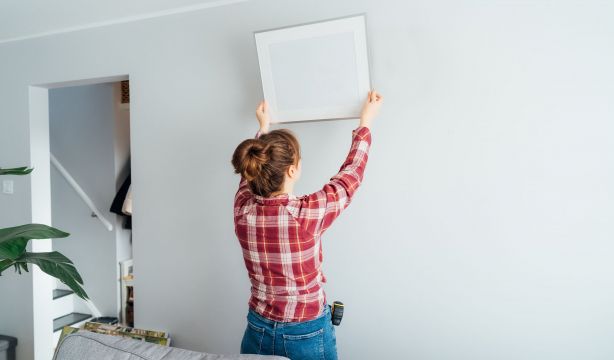 El truco del tenedor para colgar cuadros de forma rápida y sencilla. Foto: Bigstock