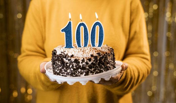 Una mujer se pone frente a un lanzador de cuchillos como regalo por su 100 cumpleaños