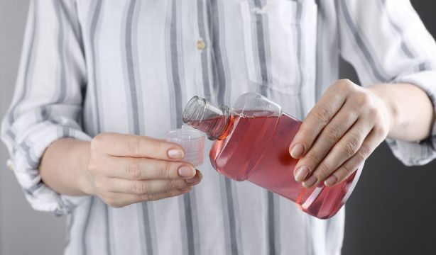 Retiran varios lotes de colutorios contaminados, con posibles efectos en personas inmunodeprimidas