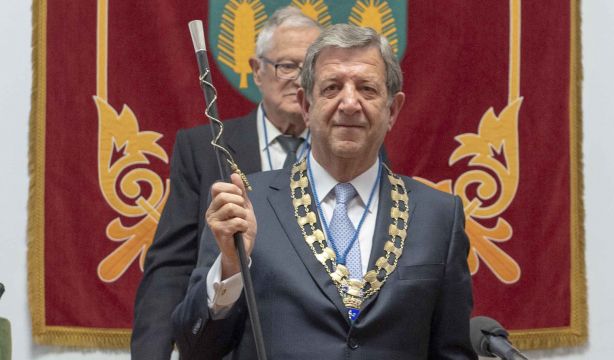 Los 15 alcaldes que no sueltan el bastón de mando: llevan desde 1979 y se presentan al 28-M