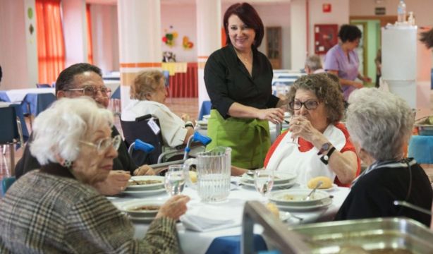 El Gobierno lanza una guía para una alimentación "saludable" y "digna" en las residencias de mayores