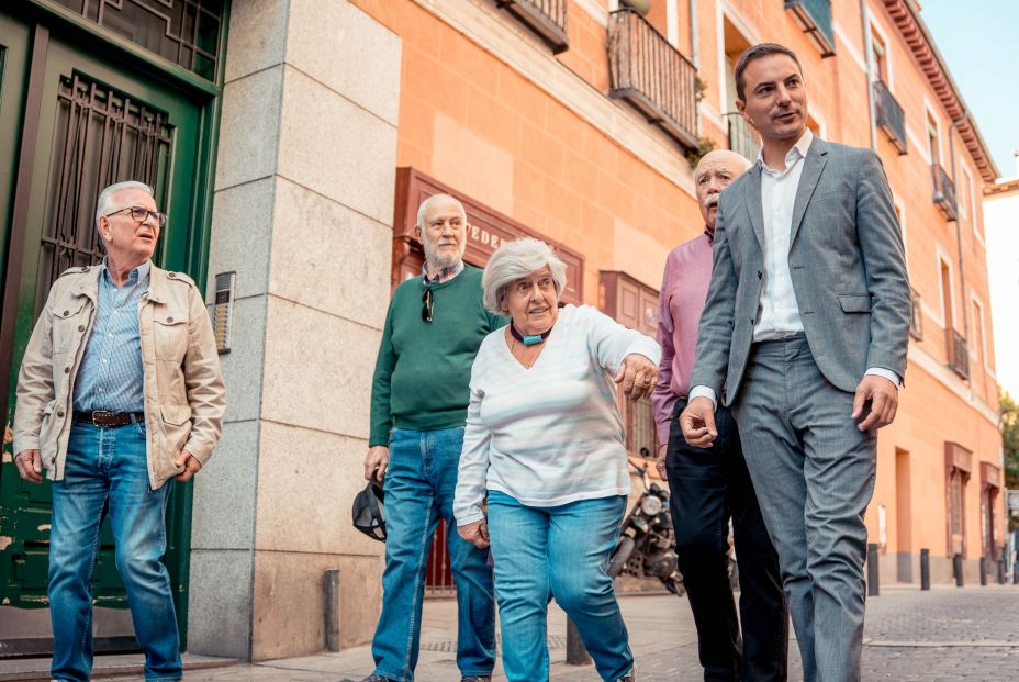 Avalancha de promesas para cazar el voto sénior el 28M: los partidos saben que vale oro