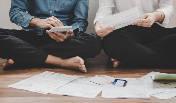 Las parejas casadas que unen sus finanzas pueden ser más felices y permanecer juntas más tiempo