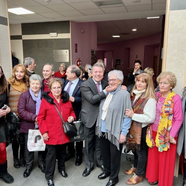 EuropaPress 4960165 presidente regional emiliano garcia page vista centro mayores puertollano