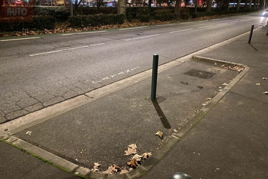 Plaza de aparcamiento para medio coche Plaza de aparcamiento para medio coche