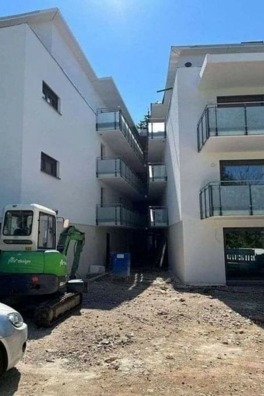 Con los vecinos literalmente en frente Con los vecinos literalmente en frente