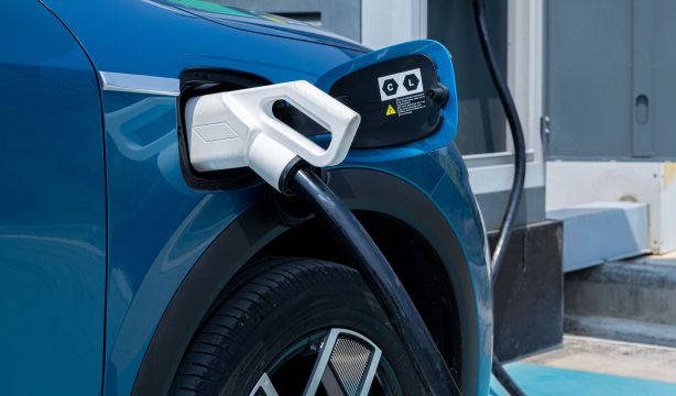 ¿Qué es y cómo funciona la frenada regenerativa?