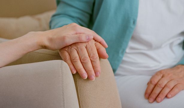 Las claves para una buena relación entre los cuidadores y las personas mayores. Foto: Bigstock