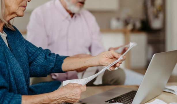 Las ayudas para mayores de 65 años que se mantienen pese al anticipo electoral del 23J