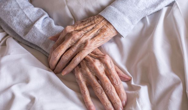 Multan a una residencia en la que murió una mujer asfixiada con las sujeciones que le habían puesto