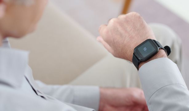 Crean una pulsera inteligente capaz de predecir el estado de salud de los mayores. Foto: Bigstock