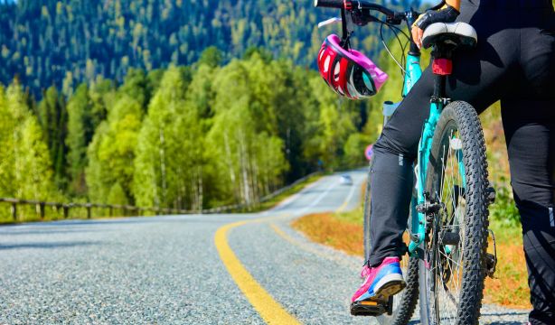 La DGT revela cómo adelantar a los ciclistas por la carretera