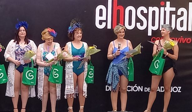 Mujeres operadas de cáncer de mama desfilan en lencería y bañador para visibilizar la enfermedad