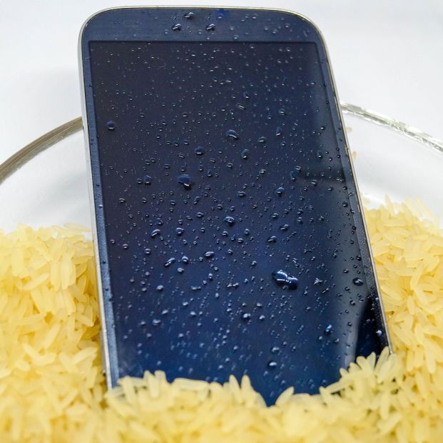 Qué hago si se me moja el móvil (big stock) Qué hago si se me moja el móvil (big stock)