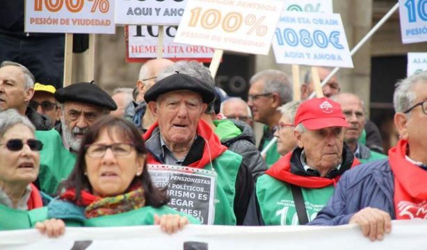 "Ninguna pensión de pobreza": Miles de pensionistas marchan por la paga mínima de 1.080 euros
