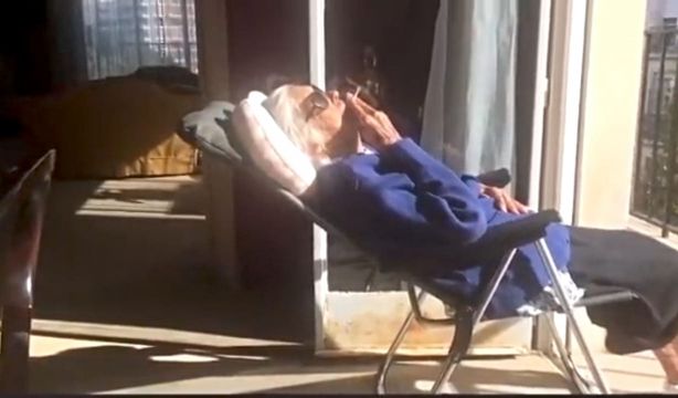 Se hace viral explicando cómo fueron los meses de confinamiento que pasó con su abuela. Foto: Twitter