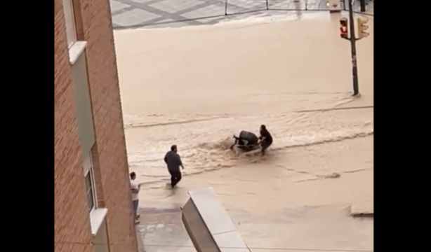 El ‘milagroso’ rescate a un niño antes de ser arrastrado por la riada al caer del carricoche