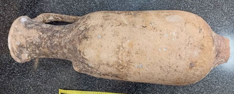 Una ánfora hallada en Santa Pola Una ánfora hallada en Santa Pola