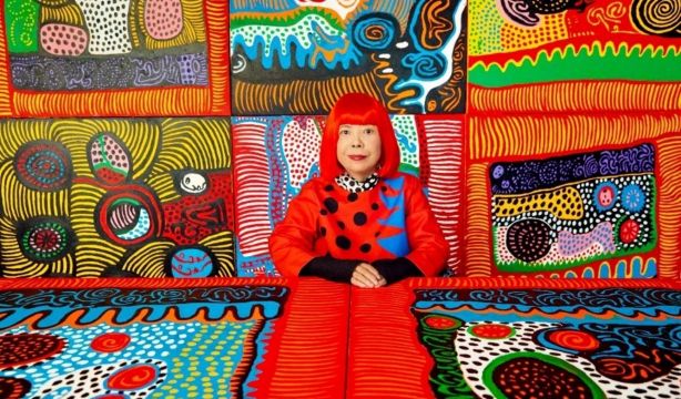 Yayoi Kusama, la artista de los lunares, las flores y las calabazas
