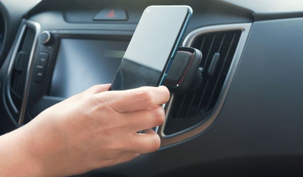 La DGT señala dónde hay que llevar el móvil en el coche