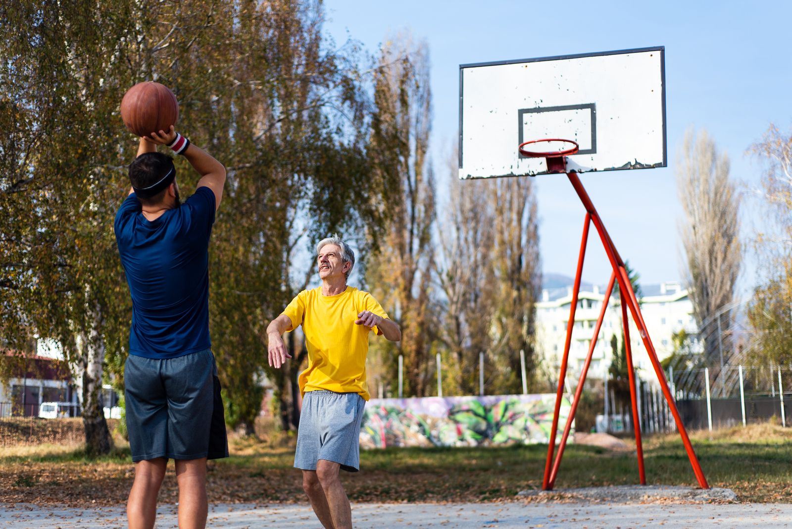 Jugando al baloncesto Jugando al baloncesto