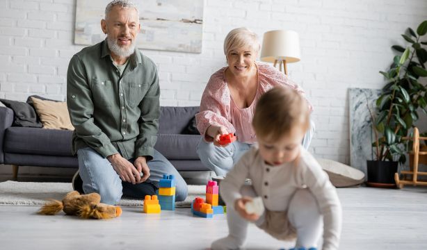 Jugar con niños mejora la salud mental de las personas mayores