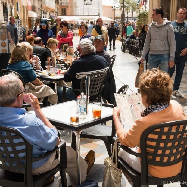 EuropaPress 4724402 turistas dos cruceros atracados puerto terrazas calle mayor