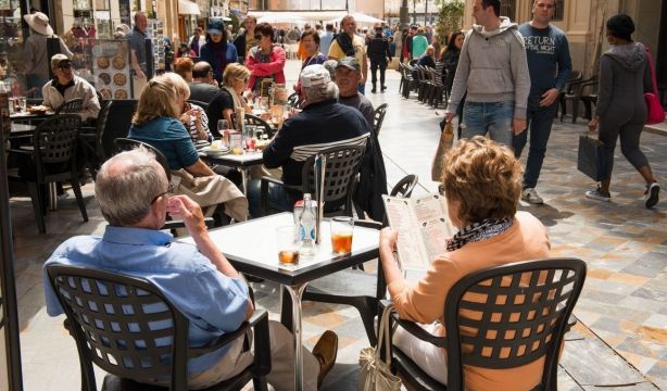 EuropaPress 4724402 turistas dos cruceros atracados puerto terrazas calle mayor