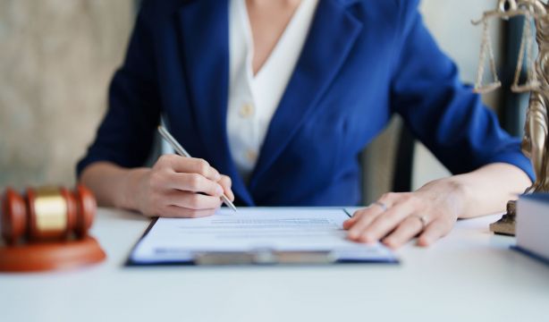 El aviso del Banco de España antes de contratar un notario para la firma de tu hipoteca