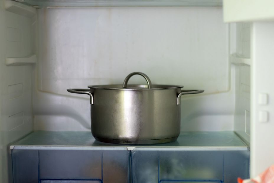 Tres errores habituales al guardar alimentos en la nevera que estropean la comida y nuestra salud Tres errores habituales al guardar alimentos en la nevera que estropean la comida y nuestra salud