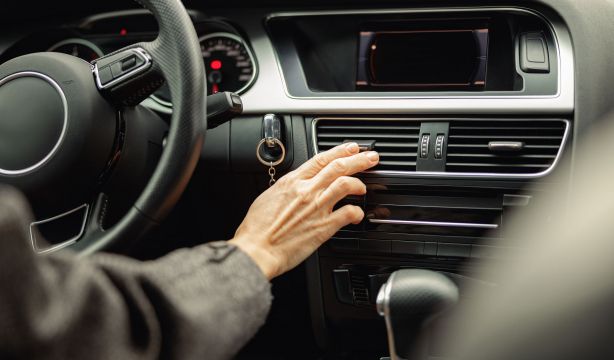 El truco de la pinza de la ropa para acabar con los malos olores en el coche. Foto: Bigstock