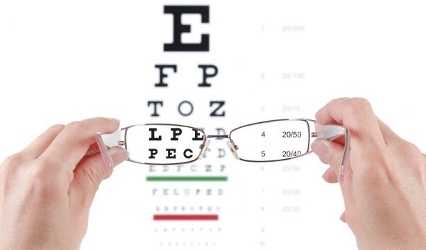 Oftalmólogos sobre letra pequeña de etiquetas alimentarias: "Es ridícula, solo la ven los jóvenes"