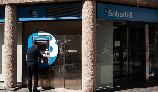 Ojo a las comisiones de Banco Sabadell en junio: hasta 60 euros por mantener la cuenta. Foto: EuropaPress