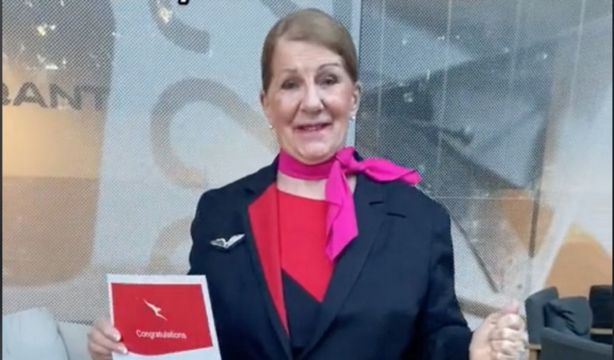 Cumple su sueño de ser azafata con 59 años: "No pienses que eres demasiado mayor. ¡Mírame a mí!"