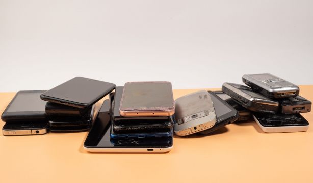 ¿Qué hacer con los móviles antiguos? Toma nota de los usos que todavía puedes darles. Foto: Bigstock