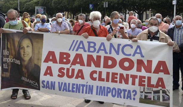 La letra pequeña de la Cuenta Clara de Abanca que regala 300 euros y deja fuera a muchos mayores. Foto: EuropaPress