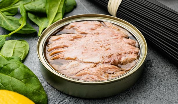 ¿Atún en lata al natural o en aceite? Una experta aclara cuál es mejor opción