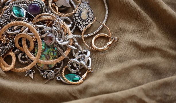 Trabaja tres días en una casa como empleada del hogar y roba 8.000 euros en joyas y efectivo