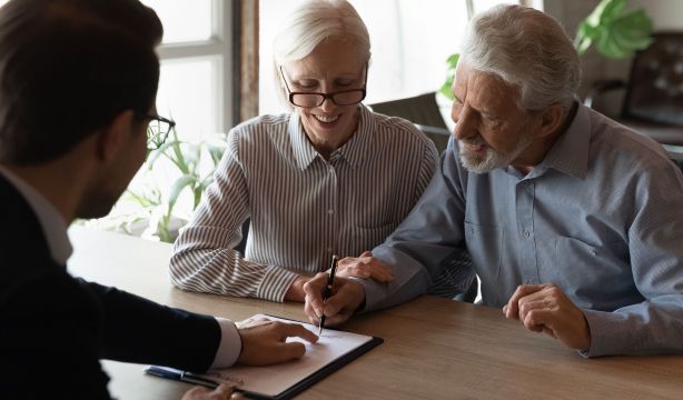 Los mayores que viven en residencias podrían quedar exentos de pagar el IRPF al vender su casa