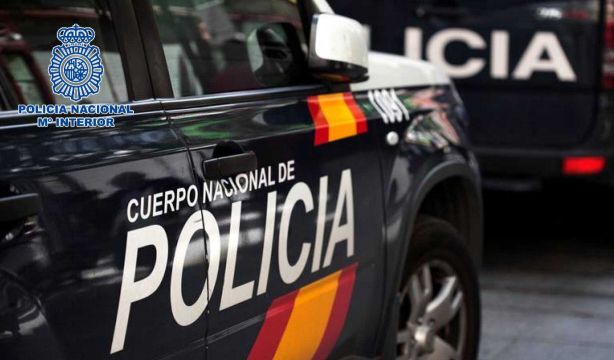 Hallan el cadáver de un joven de 24 años semidesnudo en el rellano de un edificio