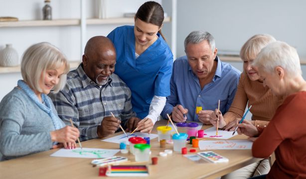 ¿Qué derechos tienen los usuarios de centros concertados de atención a mayores dependientes?