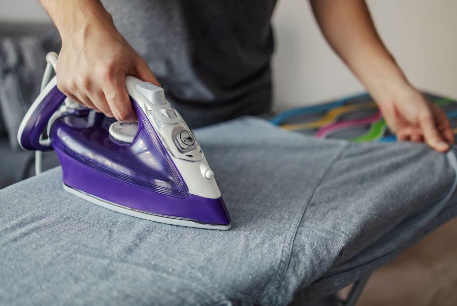 El truco definitivo para limpiar tu plancha con manchas negras y dejarla como nueva