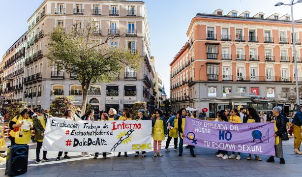 Trabajadoras critican el negocio de las agencias de cuidados: "Hacen negocio de precarizar"