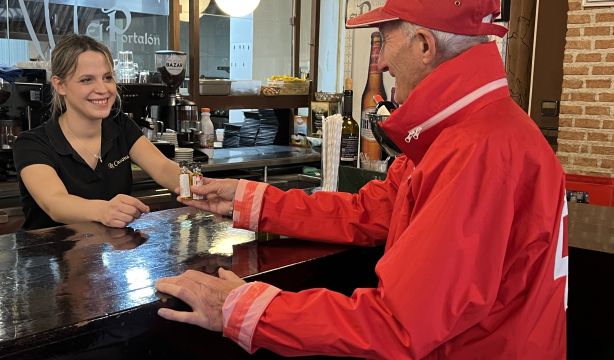 Cruz Roja sensibiliza sobre diversidad entregando monodosis de aceite en establecimientos hosteleros. Foto: Europa Press 