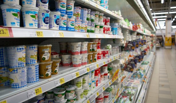 Expertos recomiendan evitar estos tres tipos de yogures