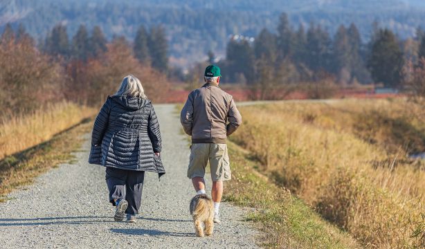 La tendencia viral ‘fart walk’: caminar después de comer puede mejorar la salud