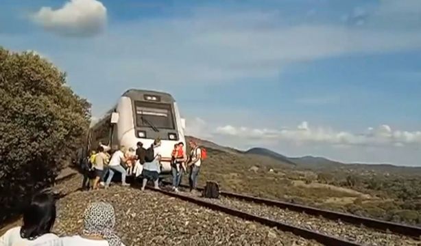 Evacuadas de un tren 170 personas, 144 de ellos niños, al arder un vagón en Alanís (Sevilla)