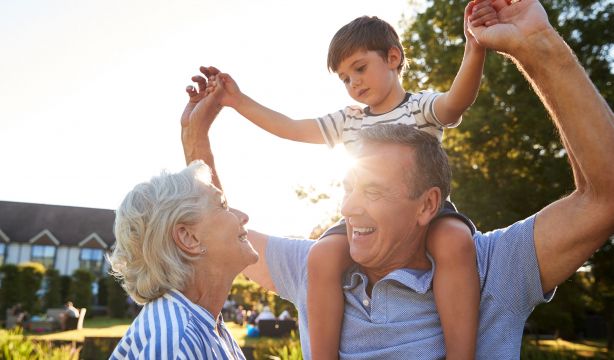 Getafe organiza un año más el campamento urbano de verano para mayores y sus nietos. Foto: Bigstock