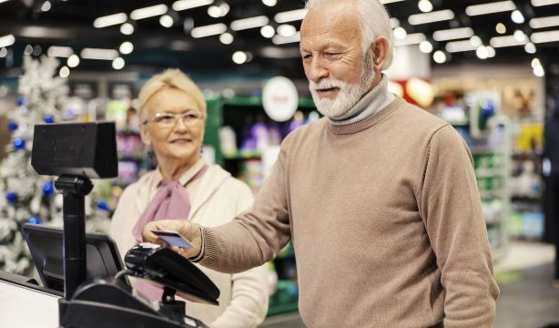 'Somos amigables', la iniciativa del País Vasco para mejorar el trato de los comercios a los mayores